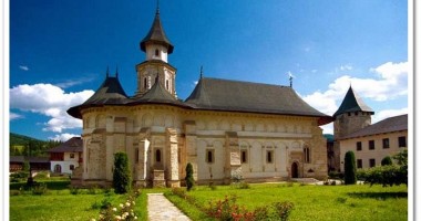 Stire din Economie : Trei milioane de euro pentru un contract de restaurare a mânăstirii Putna