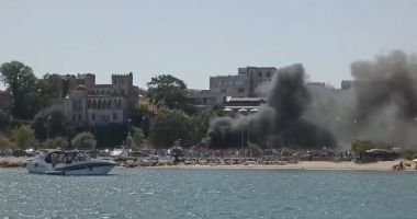 Stire din Eveniment : UPDATE Momente de panică în Portul Tomis, aproape de Plaja Modern. Două mașini au luat foc