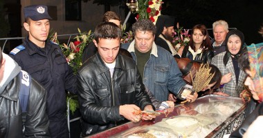 Stire din Cultură-Educație : Minunile Cuvioasei Parascheva