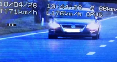 Șoferiță prinsă zburând pe șosea cu 176 km/h: explicația i-a uimit pe polițiști - 2