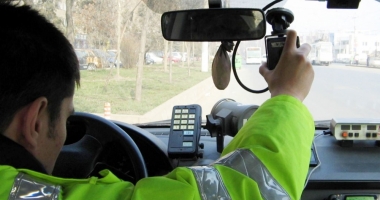 DECIZIE IMPORTANTĂ / Cine dă amenda pentru depășirea vitezei: polițistul care face înregistrarea video sau colegii care află prin stație pe cine să oprească?
