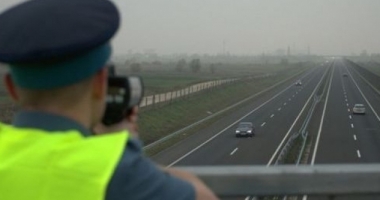 Stire din Eveniment : 12 șoferi prinși conducând cu viteză excesivă. ''Recordul'' - 214 km/h