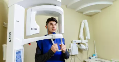 Stire din Sănătate : Rolul radiografiilor dentare în diagnosticarea problemelor ascunse ale dinților