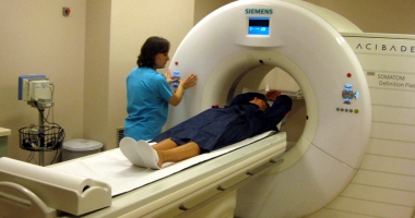 Bolnavii de cancer așteaptă cu lunile ședințele salvatoare de radioterapie. Țara plânge, însă, de mila pușcăriașilor, care stau în igrasie - 2