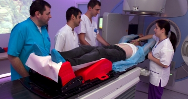 Stire din Social : Bolnavii de cancer așteaptă cu lunile ședințele salvatoare de radioterapie. Țara plânge, însă, de mila pușcăriașilor, care stau în igrasie
