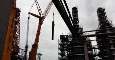 Lucrare spectaculoasă la Rafinăria Petromidia. Piesă de 45 de tone, ridicată la 50 metri în aer - 3