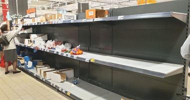 Coronavirusul începe să bage spaima în români. Rafturile supermarketurilor, lăsate goale