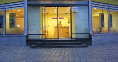 Stire din Eveniment : Angajații Băncii Raiffeisen, ridicați cu mascați