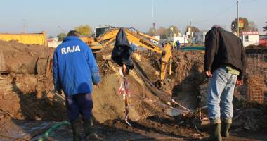 Stire din Social : RAJA extinde rețeaua de apă. Se lucrează la Castelu