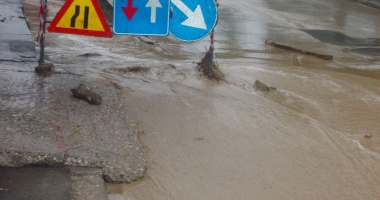 Stire din Social : Cartiere întregi fără apă potabilă / Inundațiile fac ravagii!