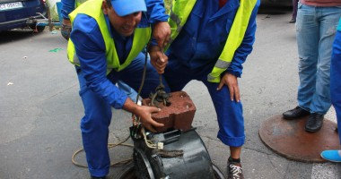 FĂRĂ LIMITE! Iată ce au găsit echipele care curăță canalizarea pe conductele din cartierul Coiciu. VEZI FOTO - 2