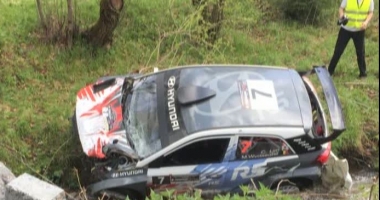 GRAV ACCIDENT LA RALIU. Un echipaj s-a izbit cu mașina într-un stâlp