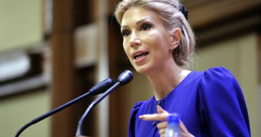Stire din Politică-Administrație : Liberala Raluca Turcan cere ca profesorii să fie plătiți de autoritățile locale