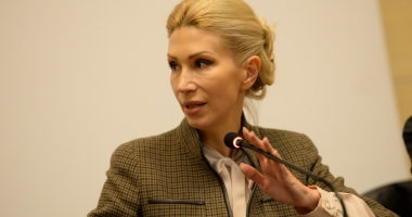 Stire din Politică-Administrație : Raluca Turcan: "PNL trebuie să recupereze electoratul care a plecat spre USR și alte nebunii"