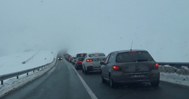 Stire din Eveniment : TRAFIC INFERNAL pe Transalpina: la fel ca pe Valea Prahovei, se circulă bară la bară