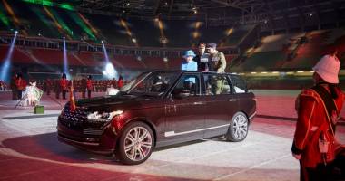 Stire din Actualitate : Cum arată SUV-ul decapotabil dedicat Reginei Marii Britanii