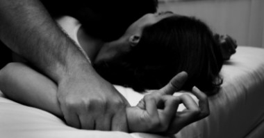 Adolescentă de 15 ani, violată de șase băieți și filmată cu telefonul mobil