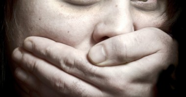Stire din Actualitate : O fetiță de cinci ani, în stare gravă după ce a fost VIOLATĂ timp de două zile