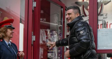 Stire din Sport : Clubul FC Rapid a redeschis, după 30 de ani, fan-shop-ul din Gara de Nord