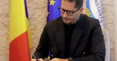 Stire din Politică-Administrație : Viceprimarul Costin Răsăuțeanu: Am semnat contractul pentru modernizarea zonei Delfinariu – Faleză Nord