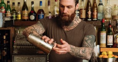 Rața iarăși se milogește la barman