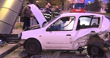 GRAV ACCIDENT! Doi oameni, spulberați într-o stație