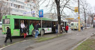 Stire din Social : Elevii  nu se înghesuie  să-și cumpere abonamentele reduse la RATC