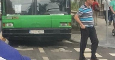 BICICLIȘTII DIN CONSTANȚA, DIN NOU BĂTAIA DE JOC A ȘOFERILOR. MAI NOU, AUTOBUZELE PARCHEAZĂ PE PISTA DE PE TOMIS! - 2