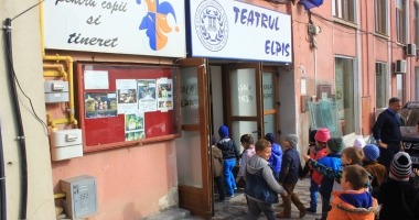 Stire din Cultură-Educație : "Rățușca cea urâtă" poposește, săptămâna aceasta, la teatru