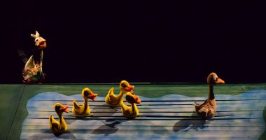 „Răţuşca cea urâtă” se întoarce pe scena Teatrului „Căluţul de mare”