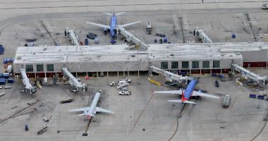 Stire din Actualitate : Accident tragic pe aeroport! Un angajat a murit 'aspirat' de motorul unui avion