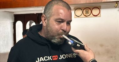 Stire din Eveniment : „Războinicii României” să întorc în țară pentru proteste! Bărbat cu un cuțit la el și posibil drogat, oprit la vamă