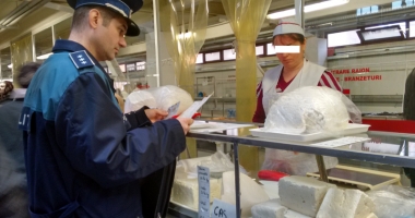 Razii în piețele din Constanța. S-a lăsat  cu confiscări de produse și zeci de amenzi