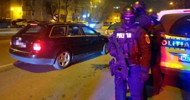 Stire din Eveniment : Razii cu poliţişti mascaţi înarmaţi pe străzile din Constanţa. Sute de şoferi verificaţi pentru alcool şi droguri