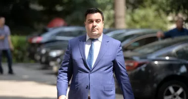 Stire din Eveniment : Fostul ministru al Transporturilor Răzvan Cuc a fost reținut de DNA într-un dosar de mită