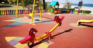 Stire din Social : Reabilitarea locurilor de joacă din Constanța continuă și în 2020