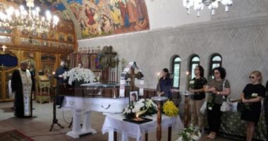 Stire din Actualitate : Românca ucisă de rechin în Egipt a fost adusă în țară. Lacrimi și durere la Suceava