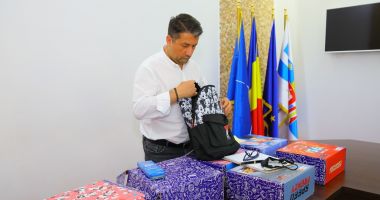 Stire din Social : Ce rechizite au primit de la primărie elevii claselor a V-a din Constanţa