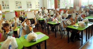Stire din Cultură-Educație : Peste 2.400 de elevi constănțeni vor primi rechizite de la Carrefour