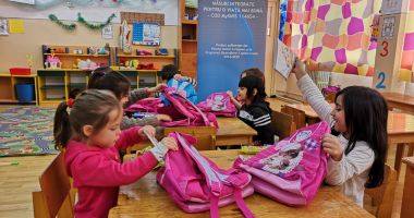 Stire din Cultură-Educație : Rechizite gratuite pentru preșcolarii  și elevii de la Școala "Dimitrie Știubei"