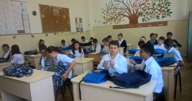 Stire din Cultură-Educație : Rechizite și burse pentru elevii din Agigea și Lazu