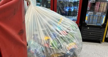 Stire din Social : La sat reciclarea nu funcționează. Câmpurile sunt pline de PET-uri