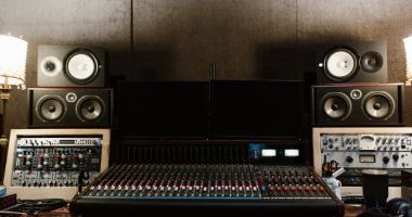 Stire din Actualitate : 6 motive pentru care orice muzician ar trebui să dețină un set de boxe active și un mixer audio