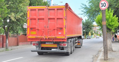 Rămân fără case din cauza TIR-urilor - 2