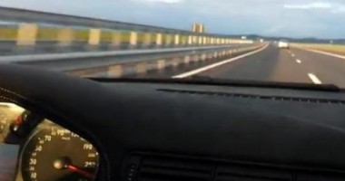 Stire din Eveniment : VIDEO. Filmat cu 240 km/h pe Autostradă, se laudă că a dat ȘPAGĂ pentru carnet
