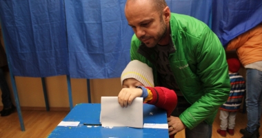 Stire din Politică-Administrație : Referendumurile locale vor fi organizate doar odată  cu alegerile pentru primari. Guvernul a schimbat legea