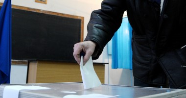 Stire din Politică-Administrație : Referendumul pentru Constituție  ar putea fi organizat în același timp  cu turul I al prezidențialelor