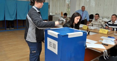 Stire din Politică-Administrație : Referendum pe Constituție, în aceeași zi cu europarlamentarele