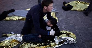 Imagini șocante. Zeci de copii de refugiați, scoși pe jumătate morți din apele mării - 2