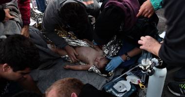 Imagini șocante. Zeci de copii de refugiați, scoși pe jumătate morți din apele mării - 11